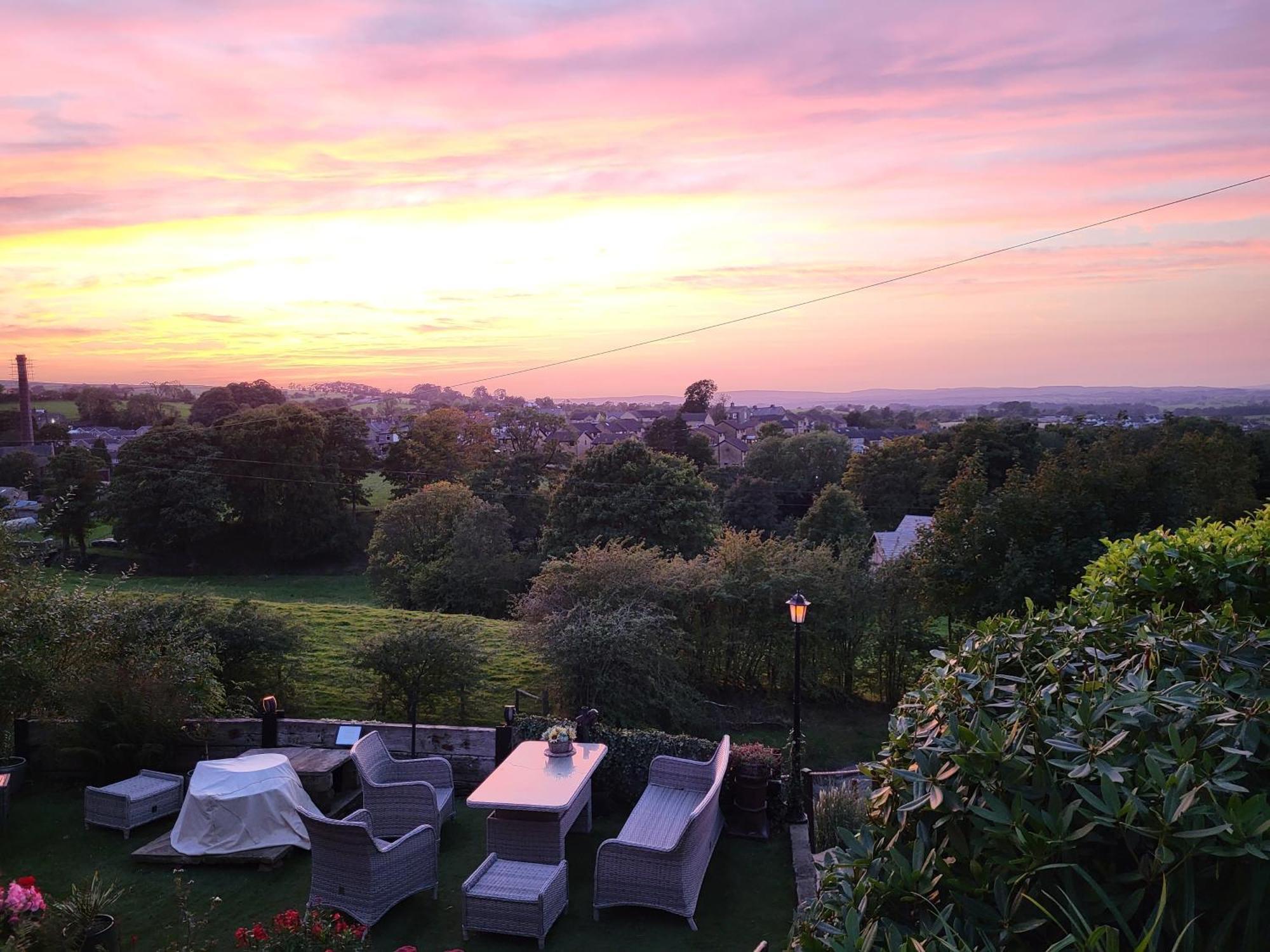 Alma Cliffe Guest House Barnoldswick Exteriör bild
